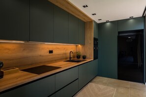 Kjøleskap, mikrobølgeovn, ovn og oppvaskmaskin