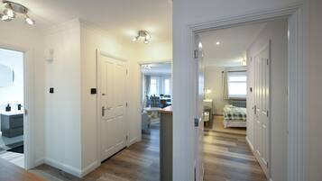 2 Schlafzimmer, BĂŒgeleisen/BĂŒgelbrett, kostenloses WLAN, BettwĂ€sche