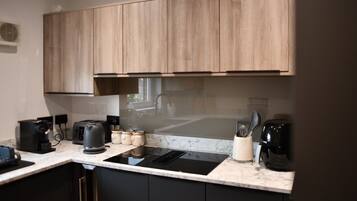 KĂŒhlschrank, Mikrowelle, Ofen, Herdplatte