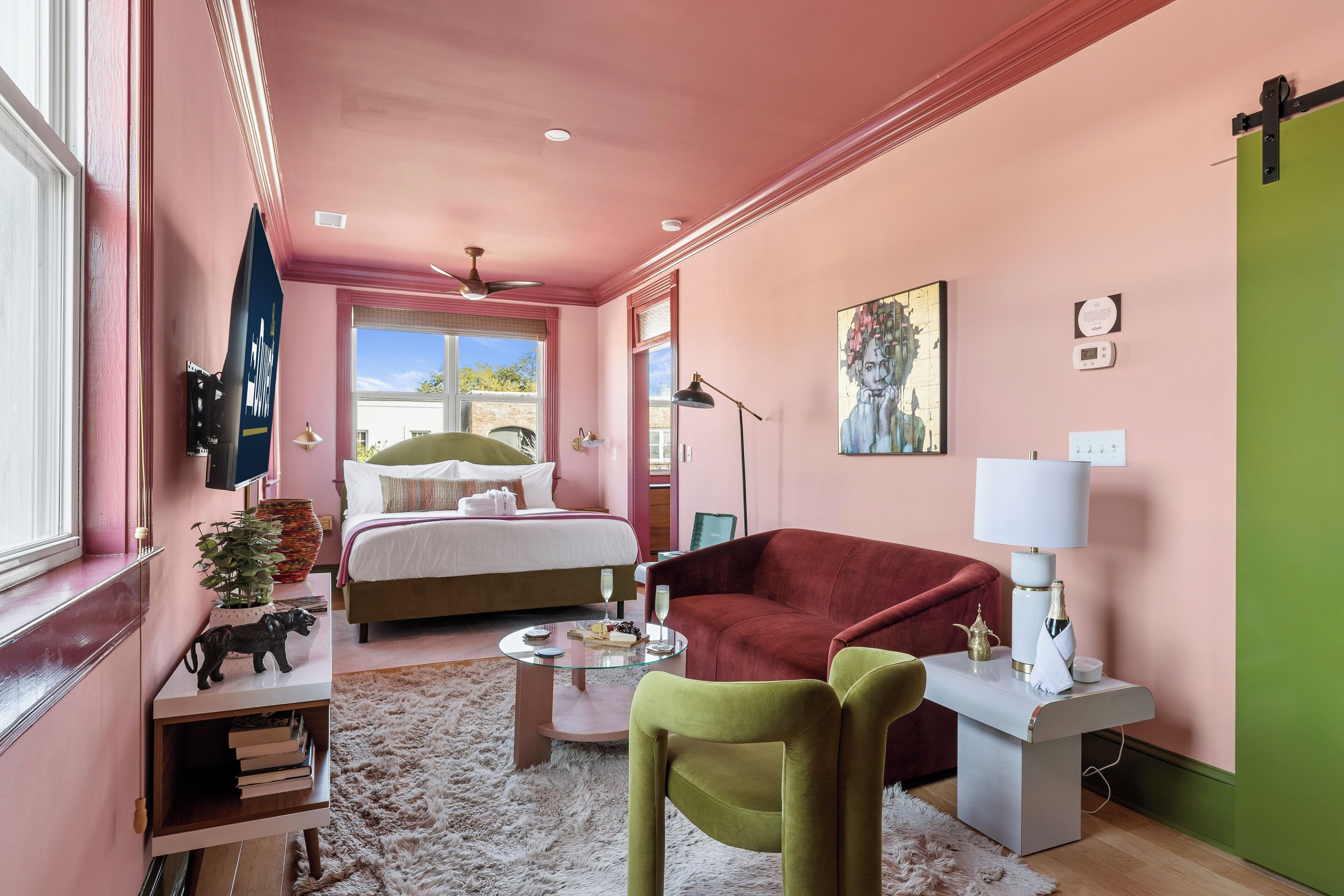 2 bedrooms, iron/ironing board, internet