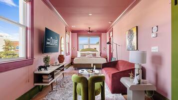 2 bedrooms, iron/ironing board, internet