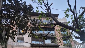 Un hotel chiamato Embassy Park con un cartello che indica Galaxy Stays BKC.
