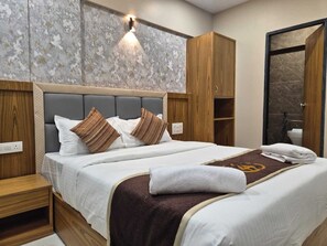 Deluxe-Zimmer | Hochwertige Bettwaren, Pillowtop-Betten, Schreibtisch