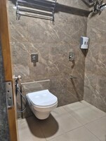 Superior-Dreibettzimmer | Badezimmer | Kostenlose Toilettenartikel, Haartrockner, Bademäntel, Hausschuhe