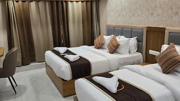 Quarto triplo superior | Roupas de cama premium, camas com colchões pillow-top, escrivaninha