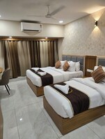 Superior-Dreibettzimmer | Hochwertige Bettwaren, Pillowtop-Betten, Schreibtisch