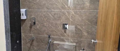 Een badkamer met toilet, wastafel en douche.