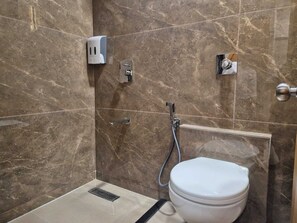 Classic-Zimmer | Badezimmer | Kostenlose Toilettenartikel, Haartrockner, Bademäntel, Hausschuhe