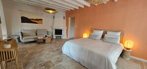 1 bedroom, iron/ironing board, WiFi, bed sheets - Villa l'Insolente- Luxury gite for couples-Spa-Sauna-Naughty games-Park 4000m2 (Lembras)