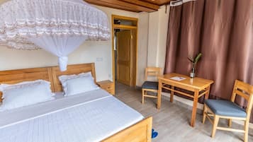 Standard Double Room Single Use, 1 Bedroom, Balcony, Lake View | Room amenity