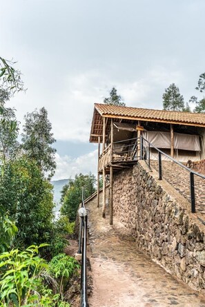 Couette en duvet d'oie, fer et planche à repasser, draps fournis