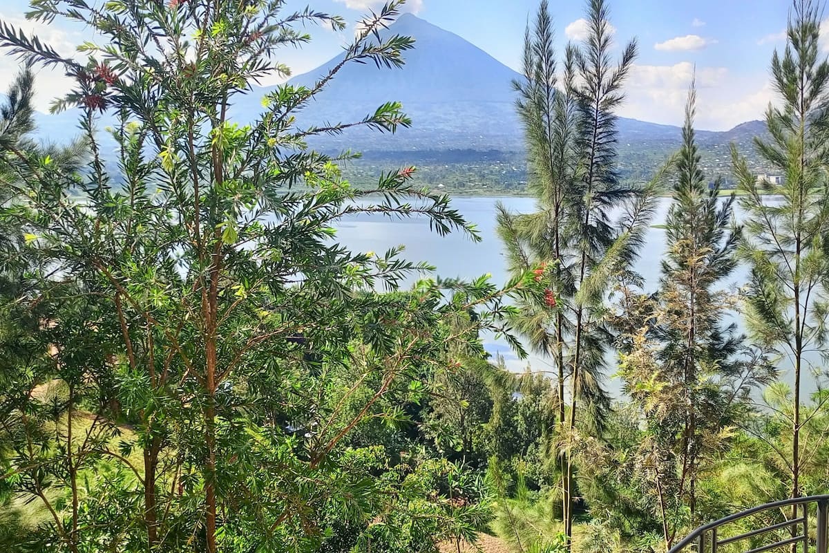 Standard Double Room Single Use, 1 Bedroom, Balcony, Lake View | Down duvets, iron/ironing board, bed sheets