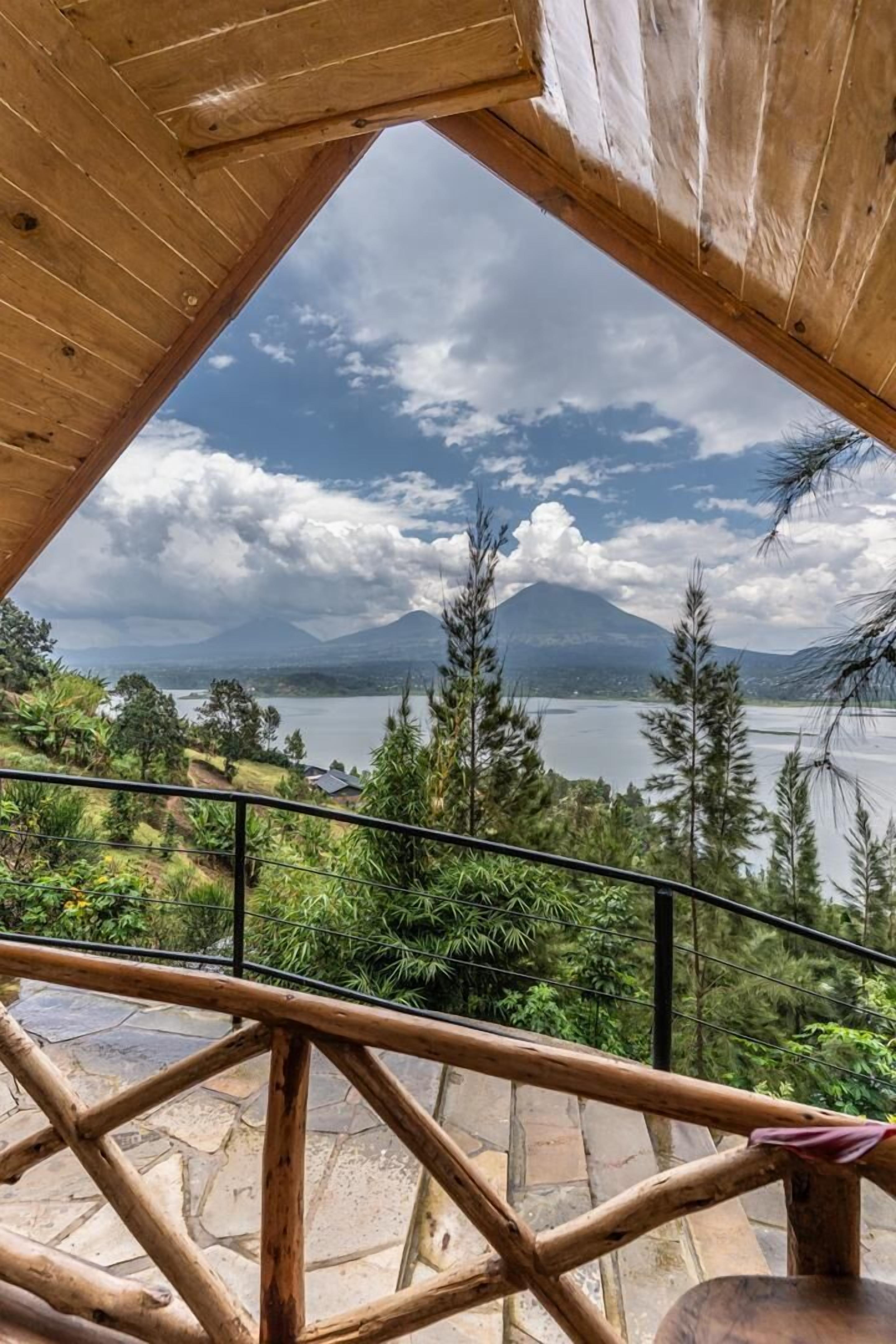 Deluxe tweepersoonskamer, balkon, uitzicht op meer | Kamervoorziening