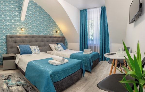 Double or Twin Room | Desk, iron/ironing board, cribs/infant beds, free WiFi - AMEL ROOMS (MEDIAS)