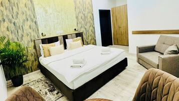 Triple Room | Desk, iron/ironing board, cribs/infant beds, free WiFi