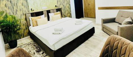 Triple Room | Desk, iron/ironing board, cribs/infant beds, free WiFi