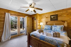 4 bedrooms, iron/ironing board, travel cot, free WiFi - Mountain View Getaway - Relax w/ Hot Tub, Fire Pit (Blue Ridge)