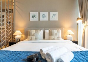 Studio Luxe, vue canal | Bureau, espace de travail pour ordinateur portable