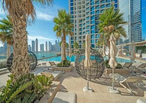 Outdoor pool - Luxurious Studio in Damac Maison Prive (Dubai)