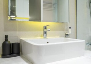 Studio Luxe, vue canal | Salle de bain | Sèche-cheveux, serviettes fournies, savon, shampoing