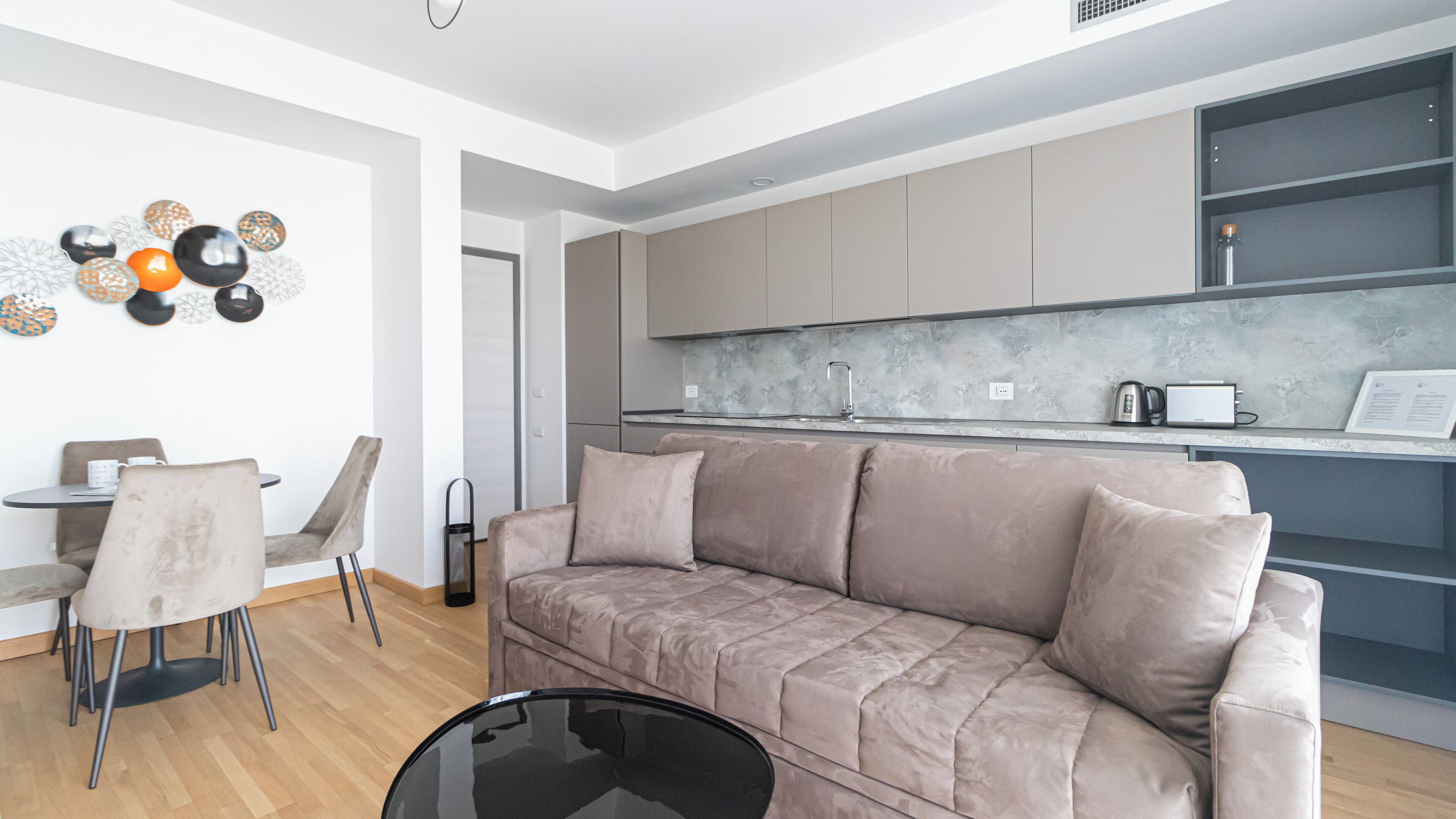 Appartamento (1 Bedroom) | Area soggiorno | TV 32 pollici con canali via cavo