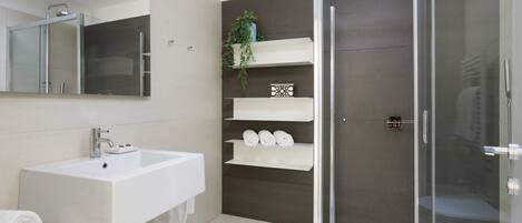 Suihku, hiustenkuivaaja, pyyhkeet