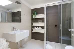Douche, sèche-cheveux, serviettes fournies