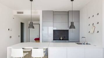 Frigorifero, forno, piano cottura, lavastoviglie