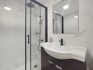 Ducha, secador de pelo, toallas y champú