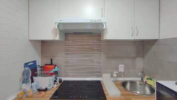 Kühlschrank, Mikrowelle, Ofen, Wasserkocher mit Kaffee-/Teezubehör