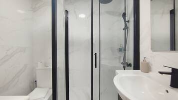 Dusche, Haartrockner, Handtücher, Shampoo