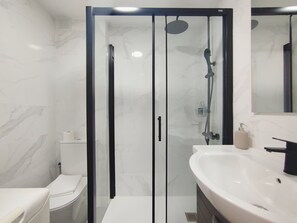 Ducha, secador de pelo, toallas y champú