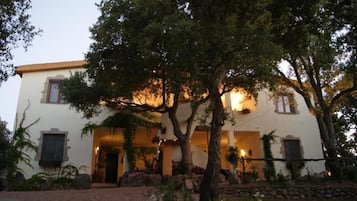 Una scrivania, tende oscuranti, Wi-Fi gratuito
