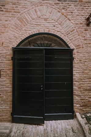 Exterior detail - LOGGIA a PALAZZO, suite molto grande, centro storico, 7 km dal mare (FERMO)