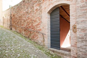 Exterior detail - Garden, right in the center, 7 km from the sea (Fermo)