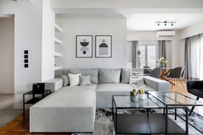 Appartement luxueux, 2 chambres, non-fumeur, vue sur la ville | Aire de séjour | Téléviseur connecté de 60 po avec télévision numérique