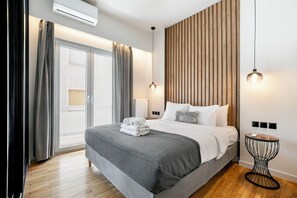 Premium bedding, desk, laptop workspace, blackout curtains - Astoria -Luxury 2-BR Apartment in Athens (Athens)