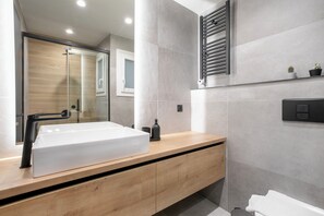 Luxe appartement, 2 slaapkamers, niet-roken, uitzicht op de stad | Badkamer | Een douche, een regendouche, gratis toiletartikelen, een haardroger