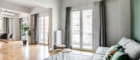 شقة فاخرة - غرفتا نوم - لغير المدخنين - منظر للمدينة | منطقة المعيشة | تلفزيون ذكي بحجم 60-بوصة يعرض قنوات تلفزيونية رقمية، خدمات بث