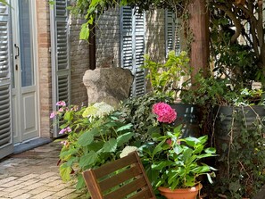 Exterior detail - House with a garden, downtown, 7 km from the beaches. (Fermo)