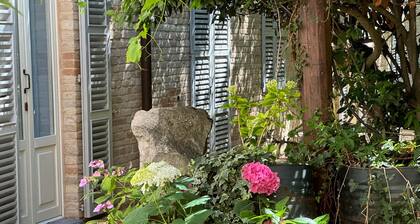 House with a garden, downtown, 7 km from the beaches.