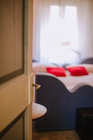 5 bedrooms, WiFi, bed sheets - House with a garden, downtown, 7 km from the beaches. (Fermo)