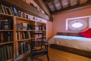 5 bedrooms, WiFi, bed sheets