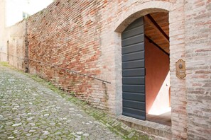 Exterior detail - House with a garden, downtown, 7 km from the beaches. (Fermo)