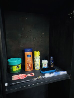 ヘアドライヤー、タオル、石鹸、トイレットペーパー