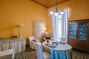 Dining - CASA DEL CONTE, beautiful terrace, historic center 7 km from the beaches. (Fermo)