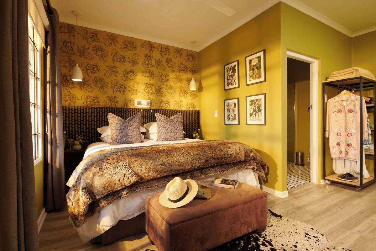 Clifton Room | Individually decorated, individually furnished, desk