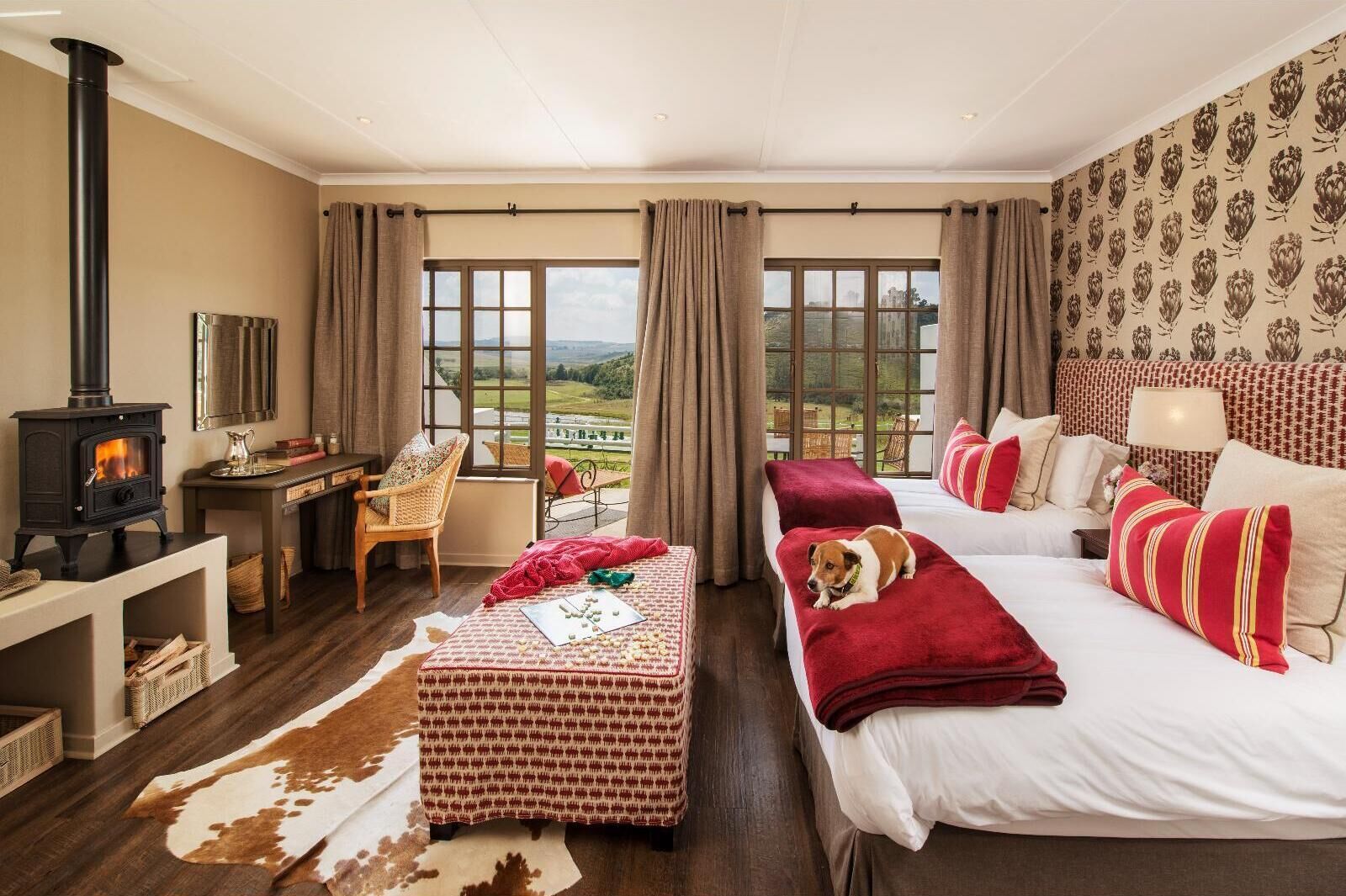 Familiekamer | Individueel gedecoreerd, individueel gemeubileerd, een bureau