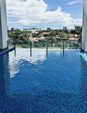 Una piscina al aire libre