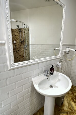Superior Quadruple Room, City View | Bathroom | Shower, hair dryer, towels, soap - Palazzo Alibrandi (Civitavecchia)